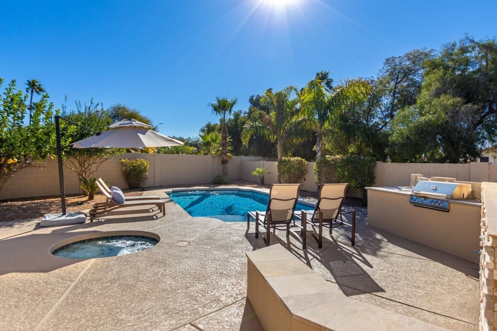 Modern Family Retreat - Pool Spa Firepit Putt Grn