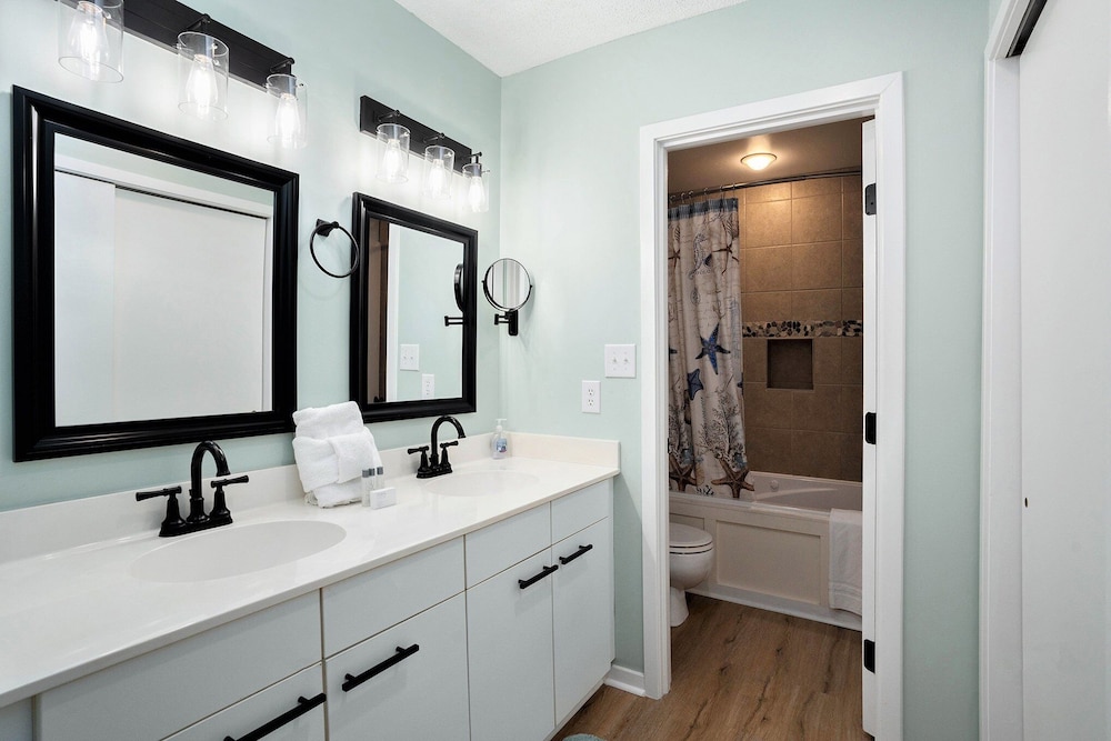 2d West Hyde Park 3 Bedroom Condo