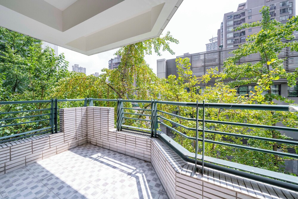 Tyms Stylish 3BR 2BA Apt Xujiahui Shops