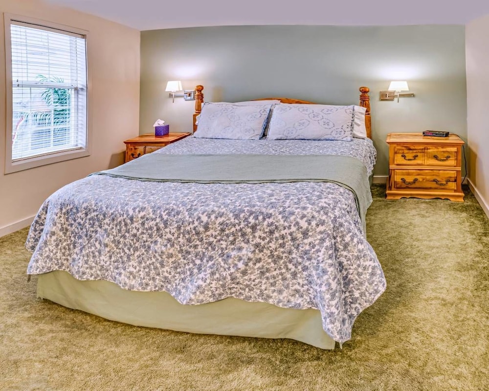 Ashland Vacations - Oak Lawn Cottage 1.5 Blocks to OSF - Property Image 3