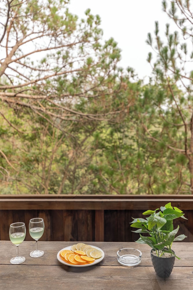 Alaya Stays Suro Woodcrest Chalet