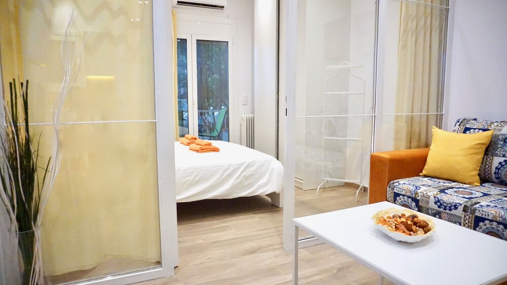 Spacious Peaceful Studio with Garden Patio photo 2