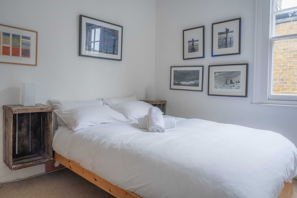 Bright Stockwell Apartment