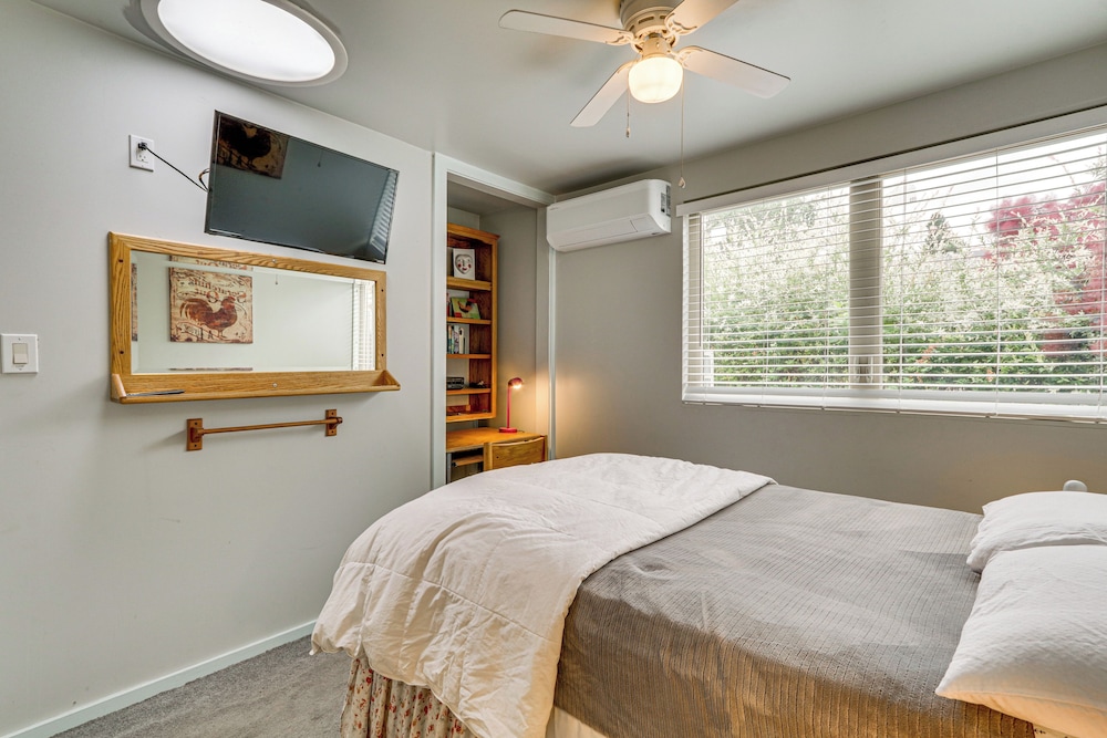 7 Mi to Dtwn Portland: Quiet Yet Central Home
