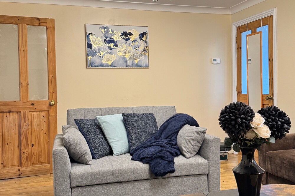 House - Sleeps 9 - Garden - Pet Friendly - Parking
