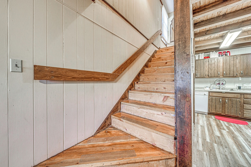 Walk to Downtown Ruidoso: Cozy Wooded Retreat