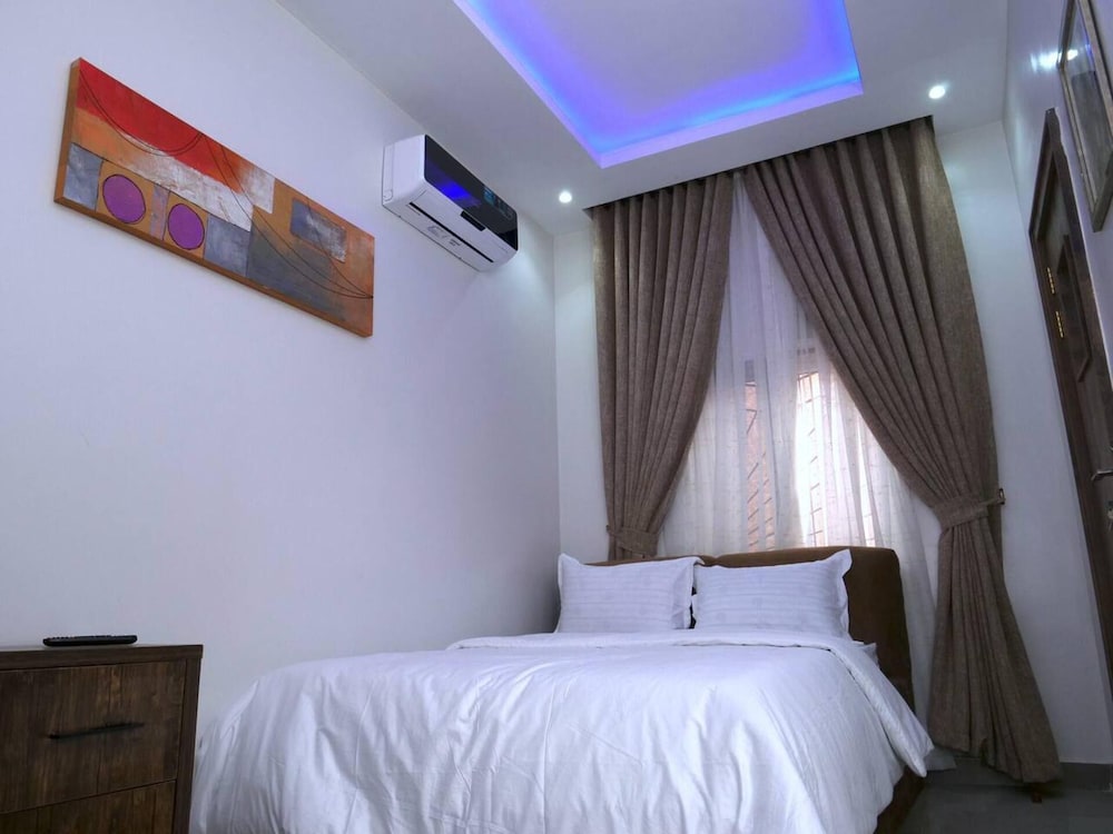 Luxury House - Sleeps 8 & Free Parking view 4