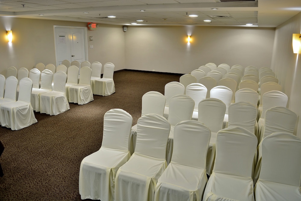 Reynosa Vacations - Holiday Inn Reynosa Zona Dorada, an IHG Hotel - Property Image 12