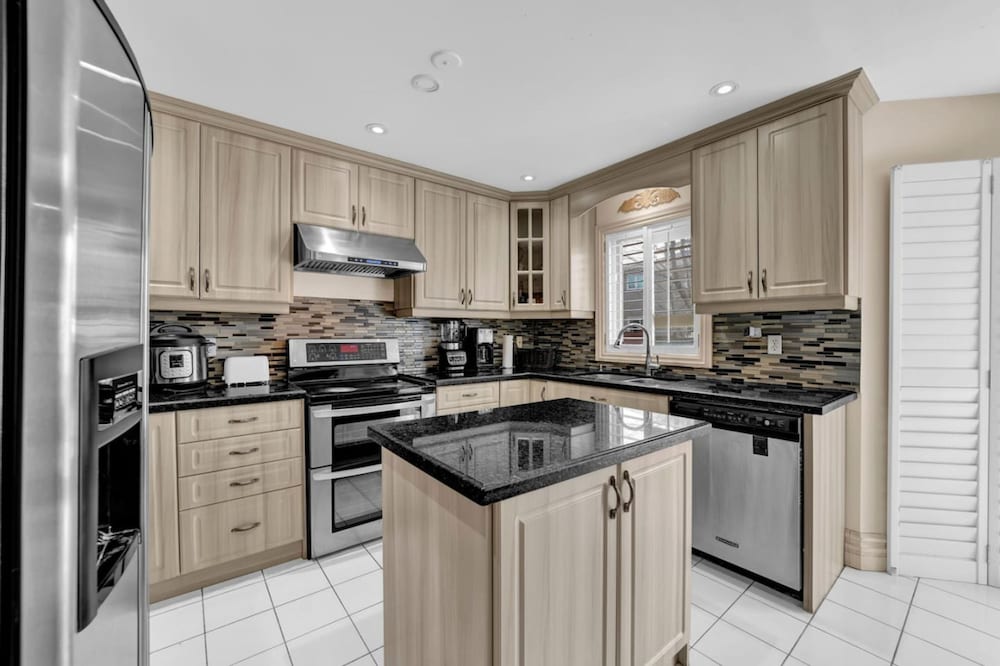 Mississauga Retreat Your Spacious 5-bedroom Home