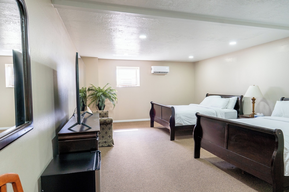 Road Creek Inn