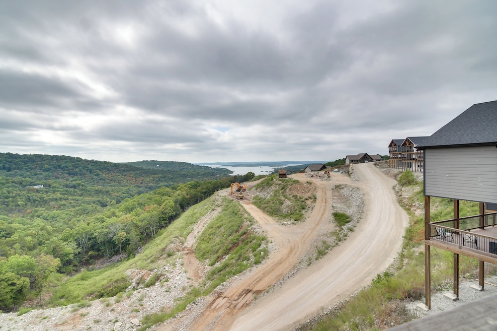 Table Rock Lake View & Games Galore: Family Lodge