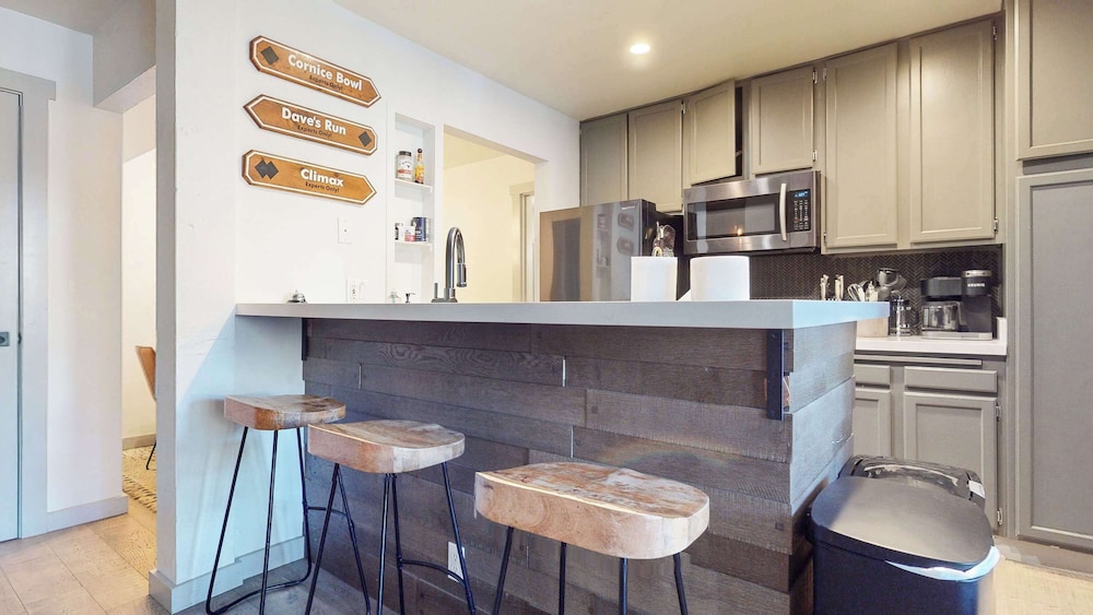 Crestview #40 Chic Condo for 6