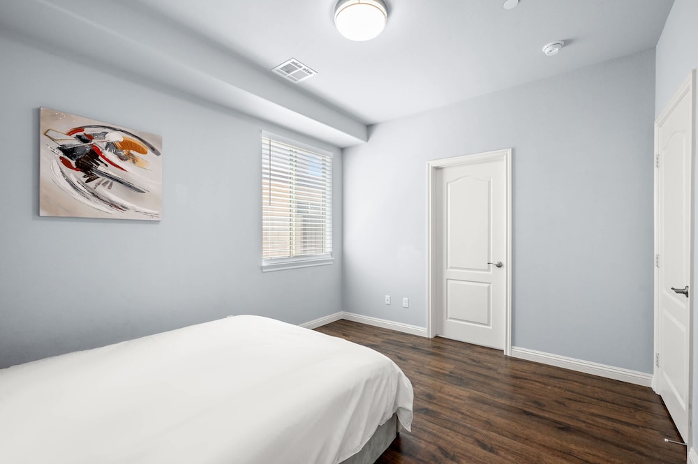 Modern Spacious Home Bright Family Group Friendly