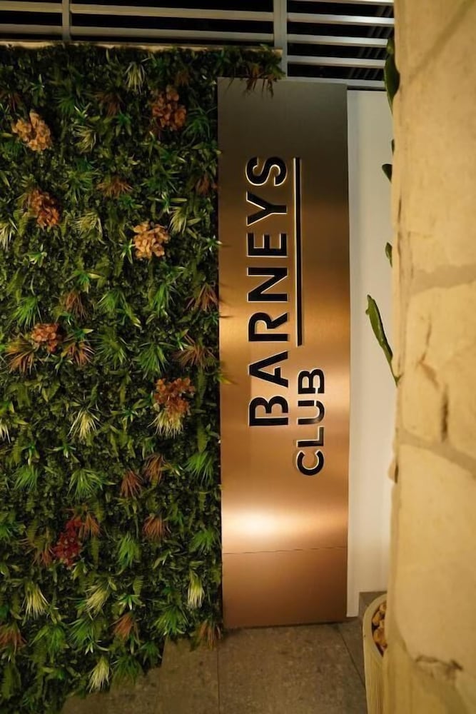 Barneys Club B&b