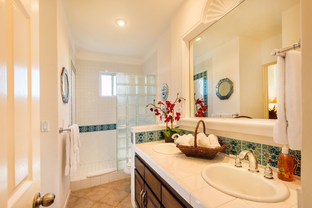 Villa De Oro 106 3 BR by Casago
