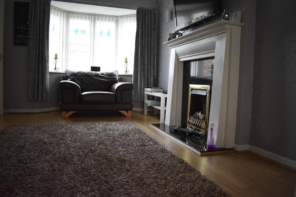 Charming Liverpool Home With Gardens and Parking