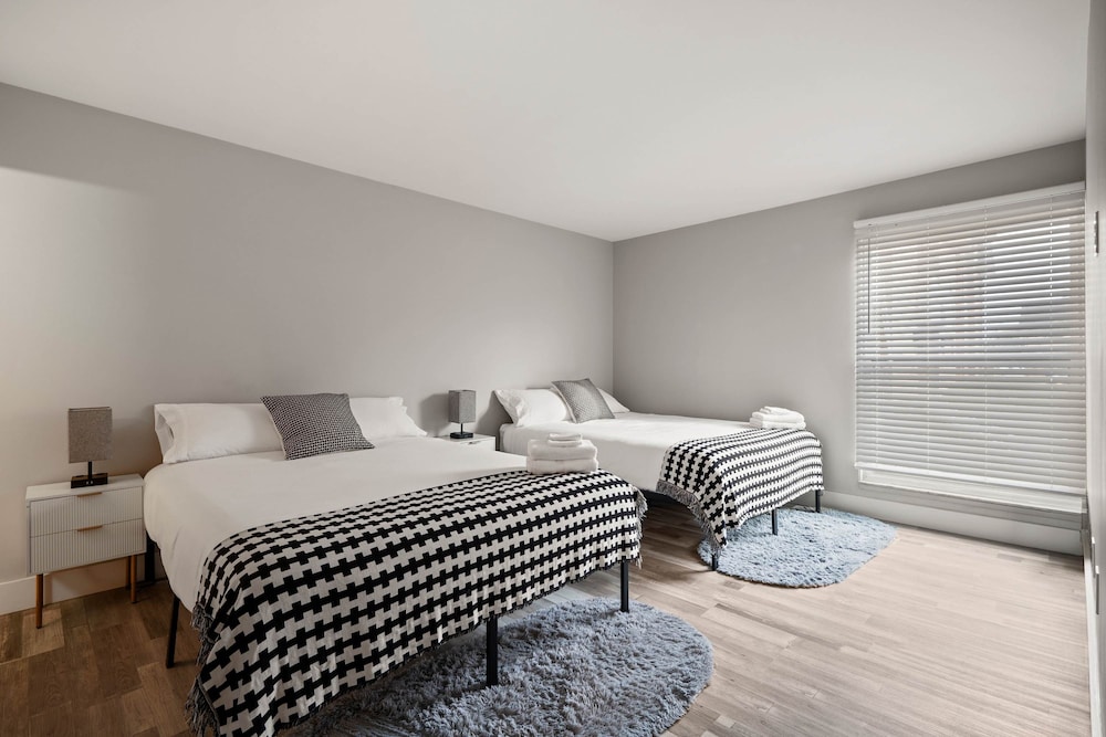 Beautiful 2BR 2BA Apartment With Modern Design