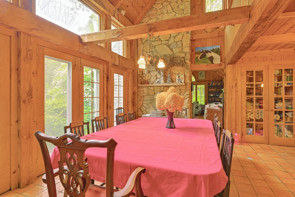 20-acre Hamptons Nature Escape w/ Hot Tub & Pool