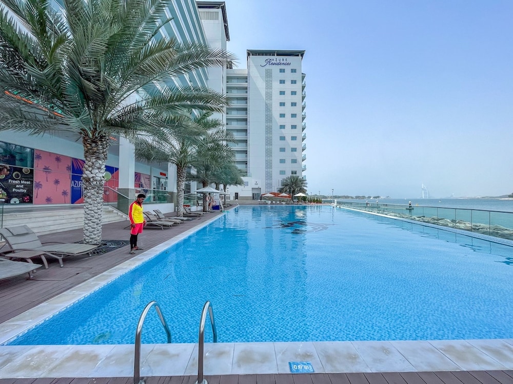 Peaceful and Airy 1-bedroom Apartment With the Palm Beach View
