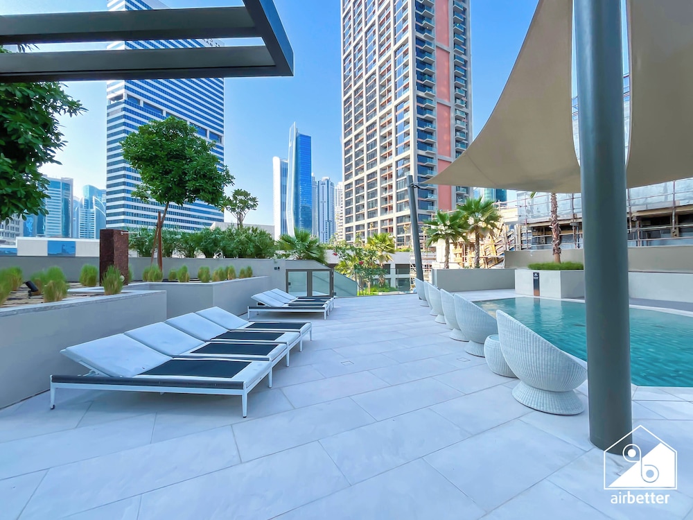 Luxurious 3BR Canal View Apartment Pool + Gym