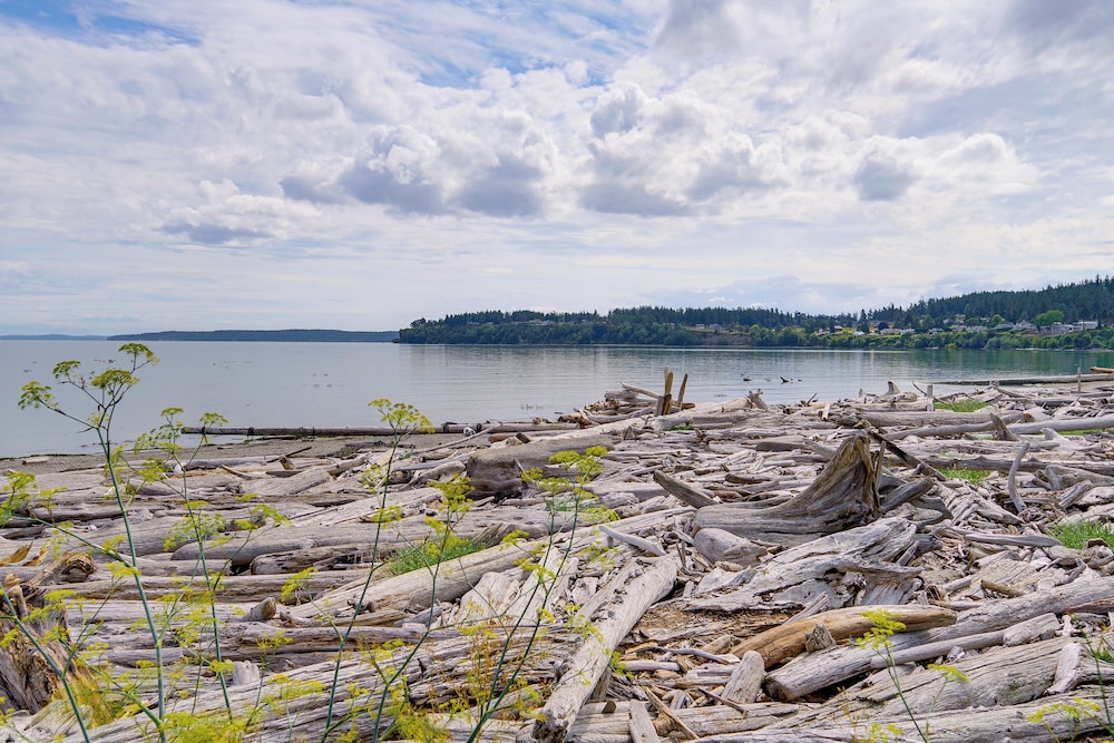 Steps to Beach: Home w/ Hot Tub in Oak Harbor!