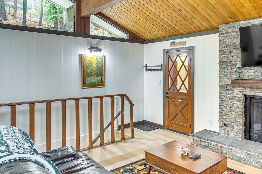 3 Mi to Lake Arrowhead Village: Pine-view Home!