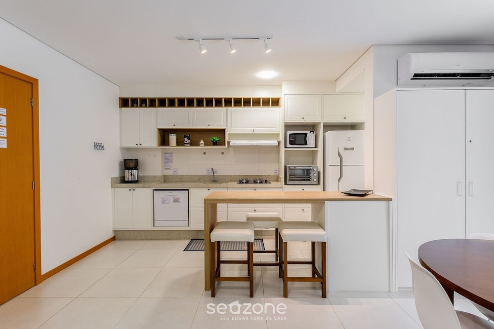 Modern apt With Pool Near the Beach Avr0203