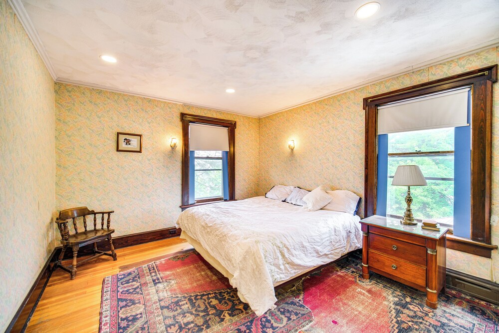 2 Mi to Lake Erie: Spacious Retreat Near Cafes!