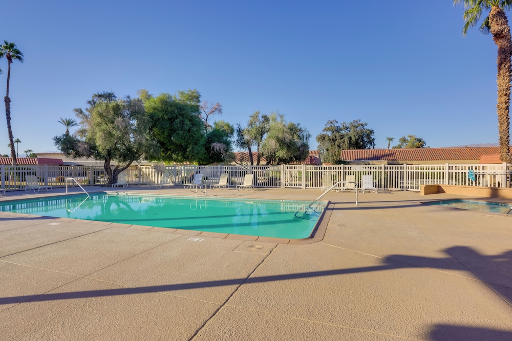 Golf & Swim: Country Club Condo in Palm Desert