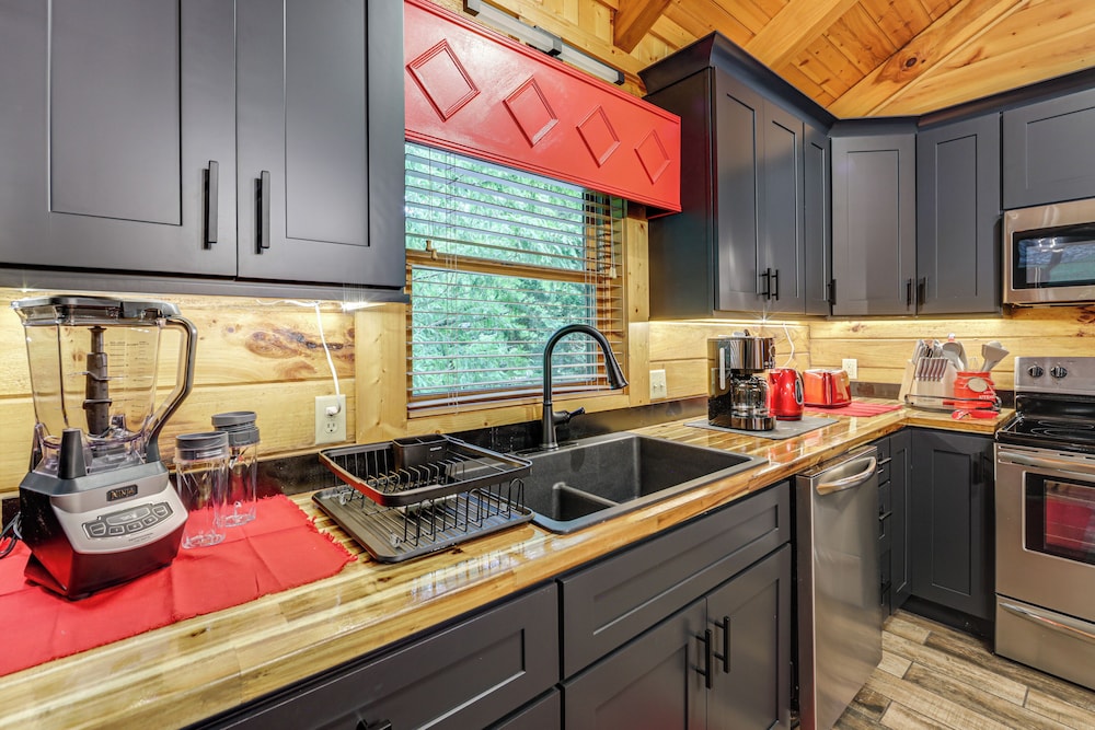 1 Mi to Dtwn Gatlinburg: Hot Tub Haven in Smokies!