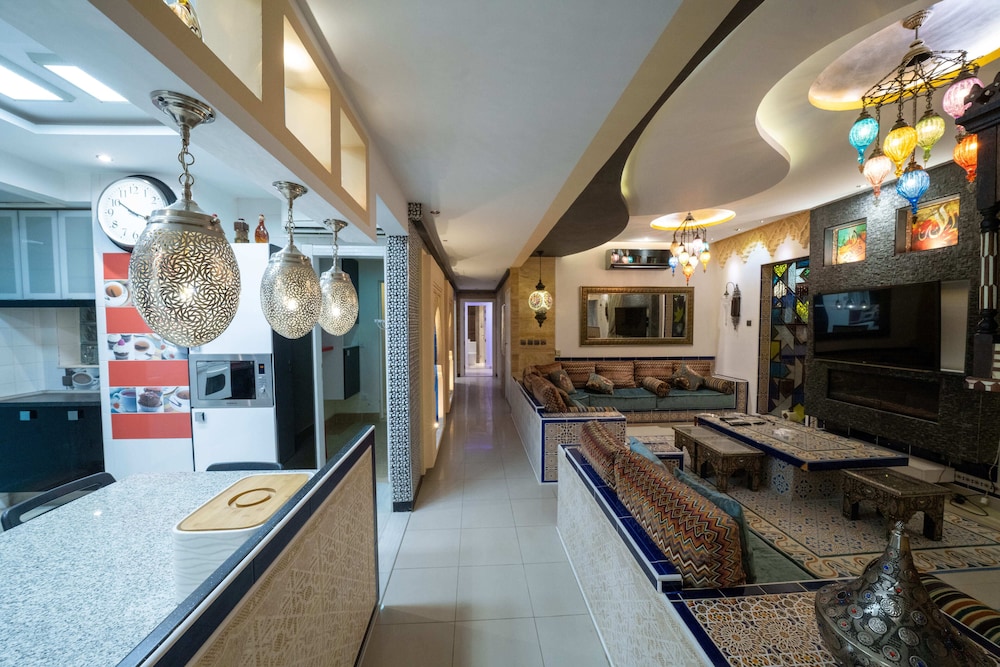 Luxury Three bedroom Apt Al Yasmin