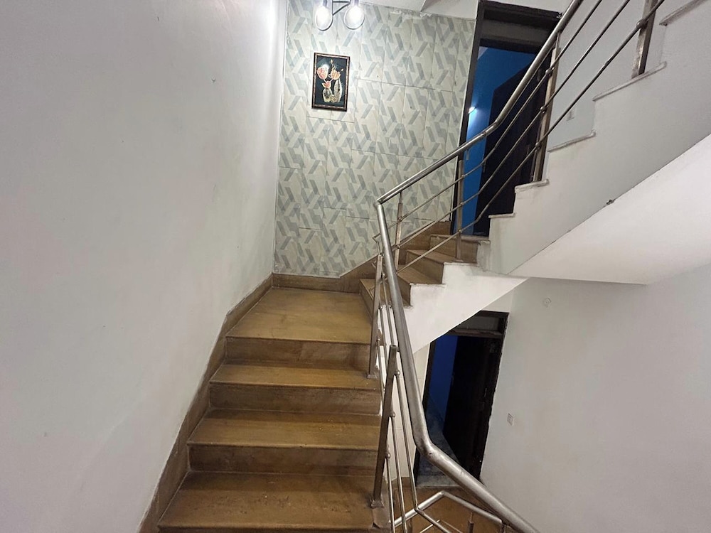 Hotel 82 Inn