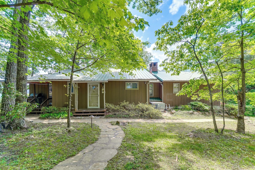 Tallassee Family Home w/ Stunning Smoky Mtn Views view 4