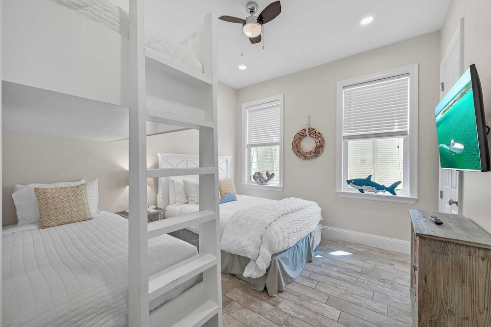 Walk to Seacrest Beach, Resort Pool Modern 3bdr Free Wheelin by Avantstay