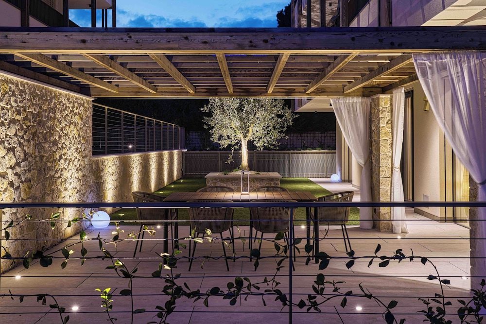 SalvatoreHomes - Pure Luxury in the Centre of Bardolino with Pool & Private Jacuzzi - Casa Olivia - a 5 Star Luxury Collection at Lake Garda