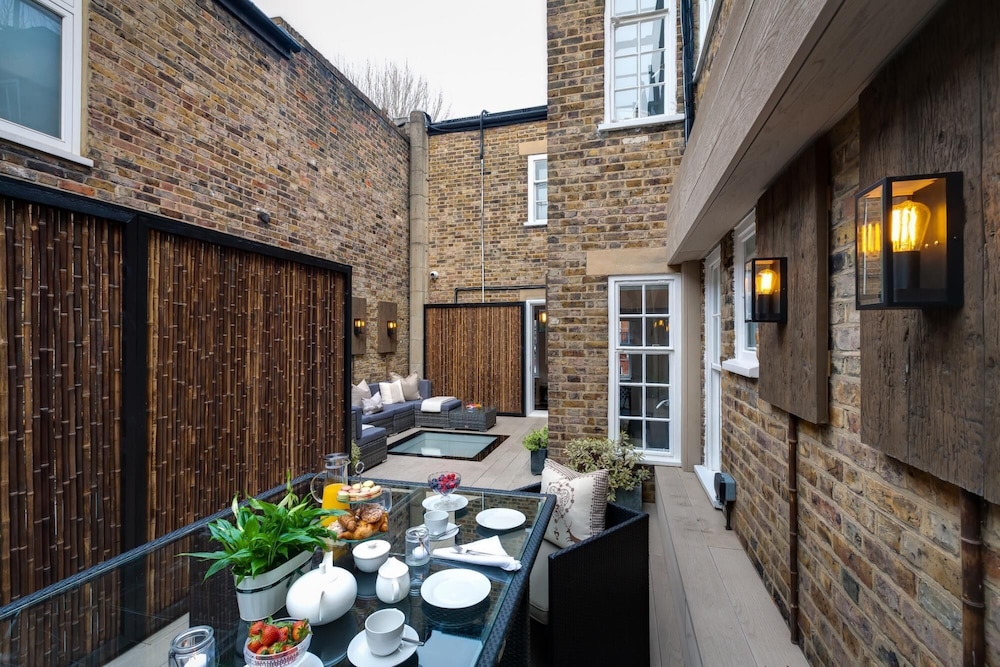 49 Cheyne Place in London