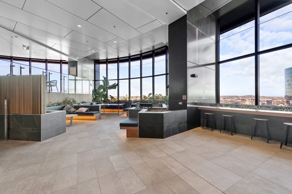 Panoramic Views Apartment & High-rise Pool and Gym