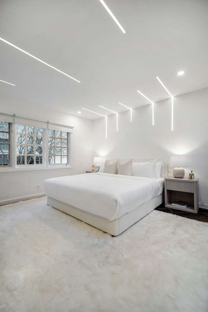 Shirley Lane- Elegant Mid-century Oasis With Pool & Canyon Views
