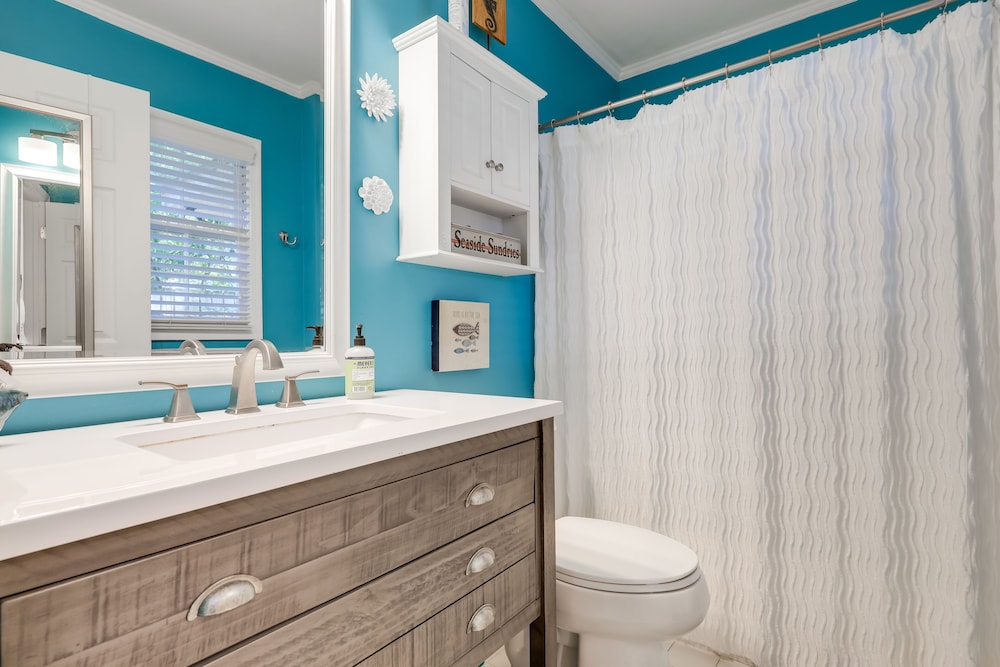Cozy Coastal Cottage: Walk to Shops and Beach! view 4