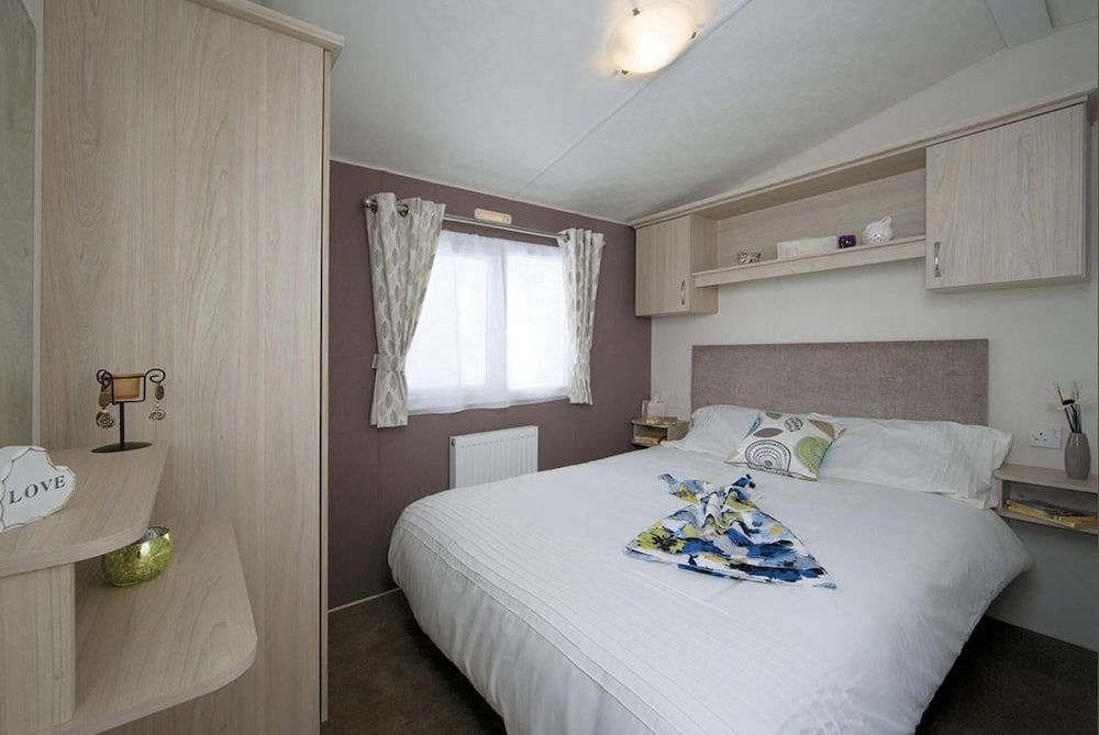 Stunning 4-bed Caravan in Mablethorpe Sleeps 10 view 2