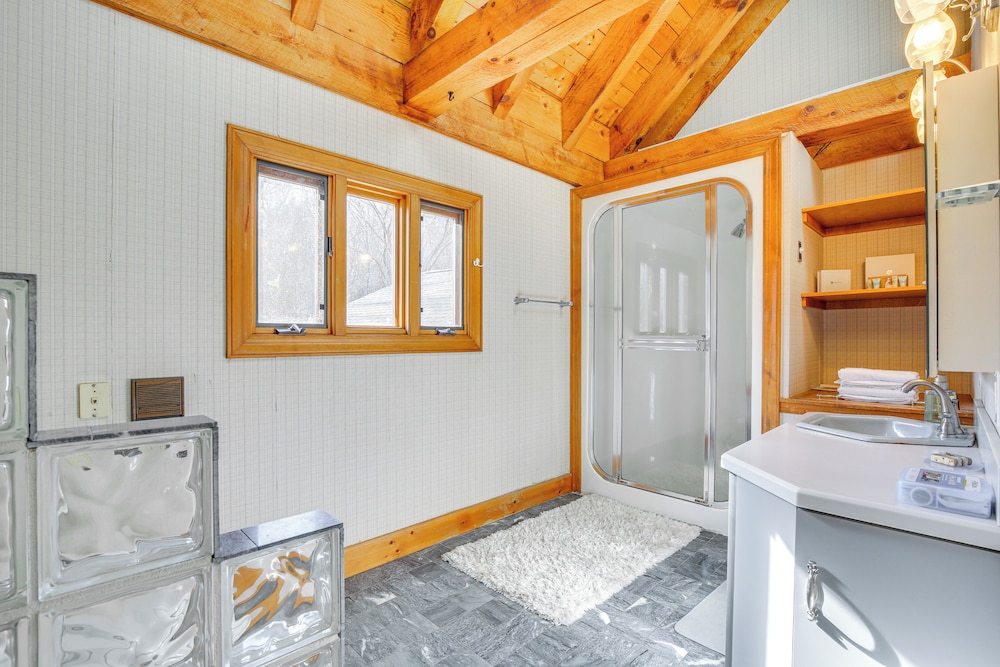 4 Mi to Danbury: Apt w/ Indoor Pool Access