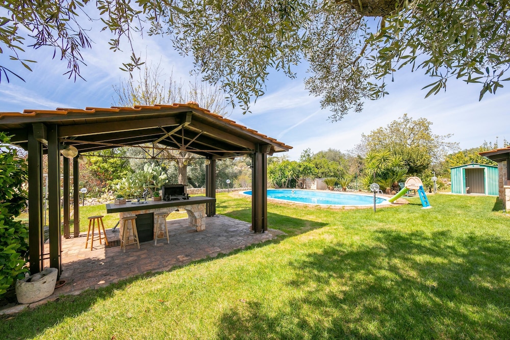 La Casa Sulla Roccia Trulli Pool view 3