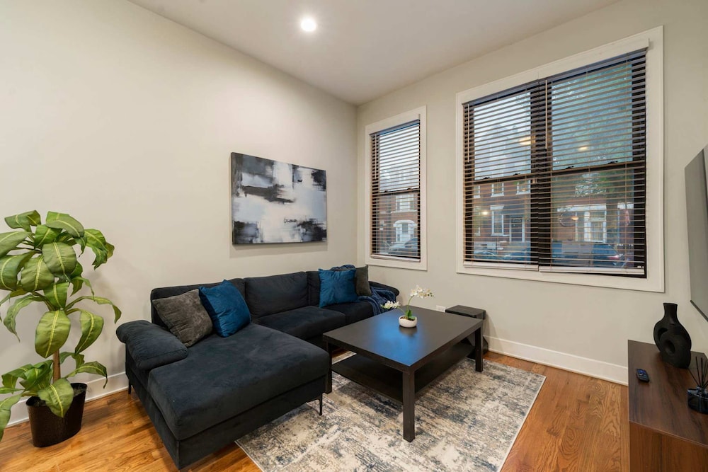 Spacious Pilsen 4 Bed 4 Bath Family Retreat