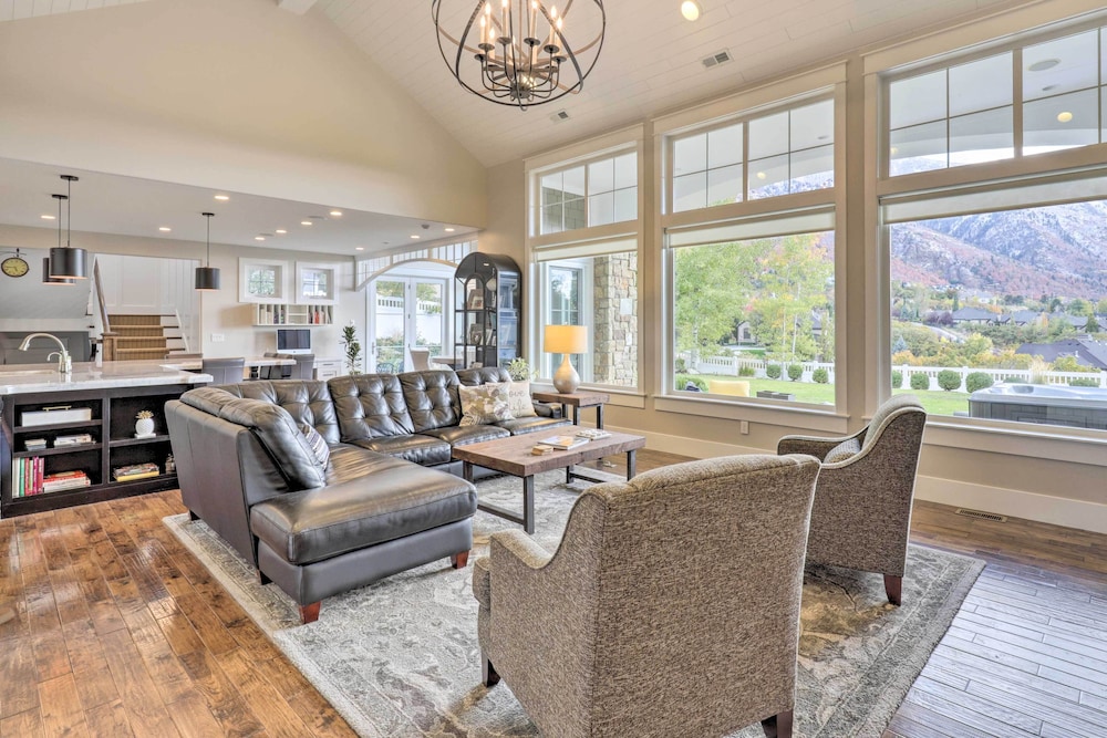 Luxe Sandy Home w/ Hot Tub: 9 Mi to Skiing!