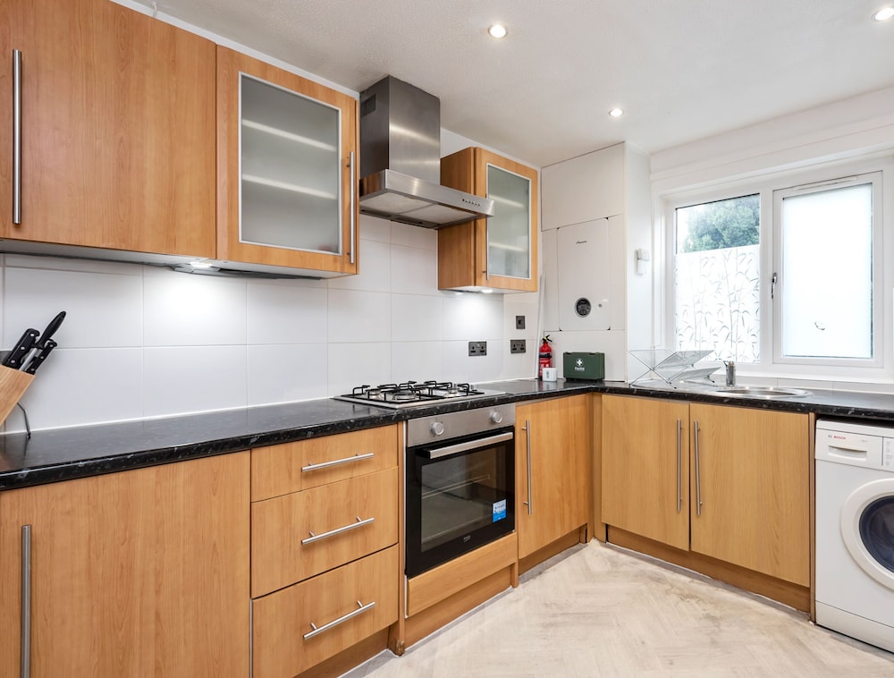 Hale Lodge, Beautiful 3 BR Home With Free Parking