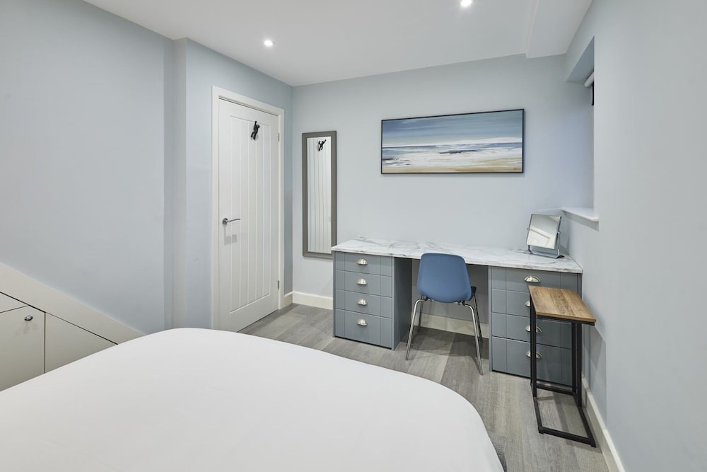 Host Stay Harrow Bothy