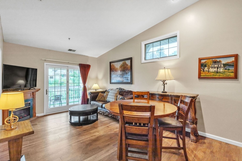 3rd Floor Front Side Corner Penthouse Suite - 304 by Grand Wood Suites