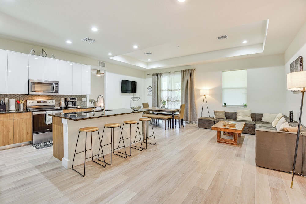 Family-friendly Home: 8 Mi to Warm Mineral Springs