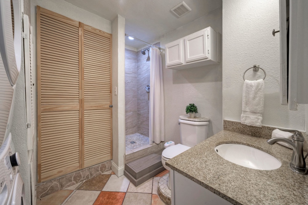 2-unit Home in Golf Cart Zone w Patio Balcony Salty Sunshine Multi-family Retreat