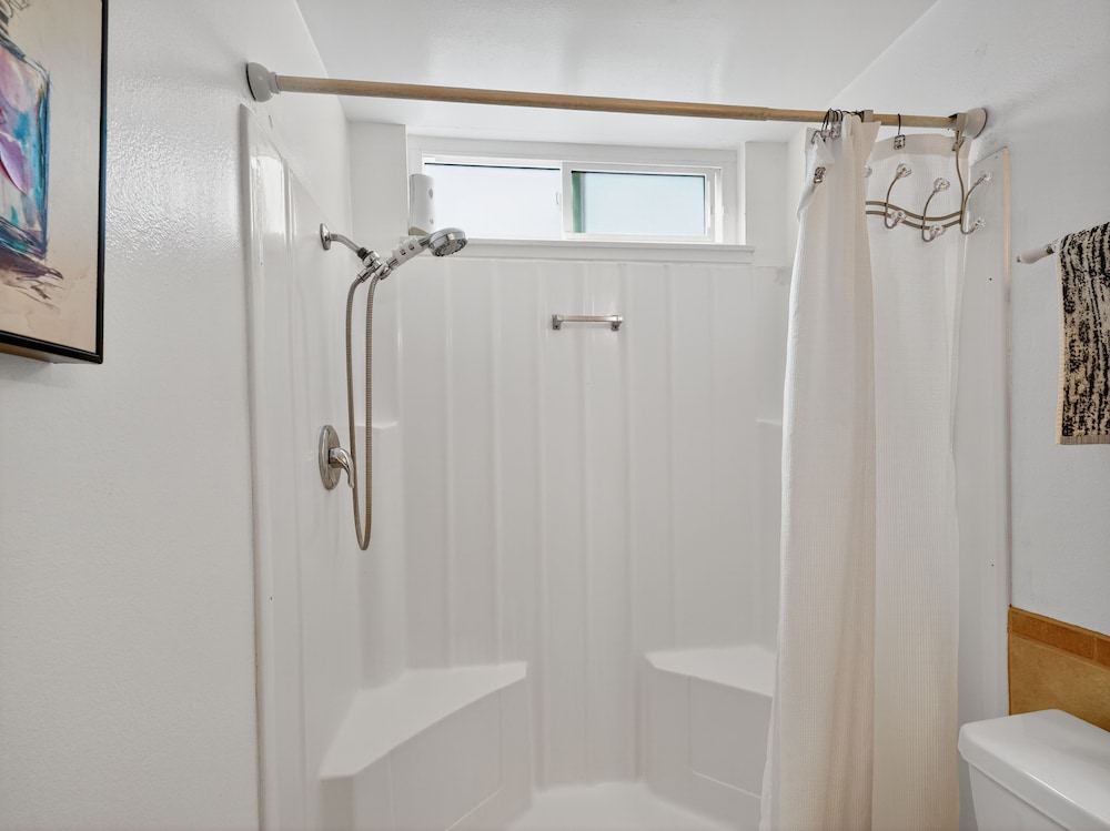 Coastal Escape With Private Mini Golf 4 Bedroom Home